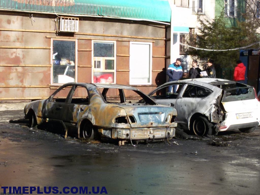 В Одессе подожгли автомрбиль